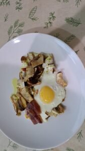 Plato casero de huevos con boletus y jamón ibérico