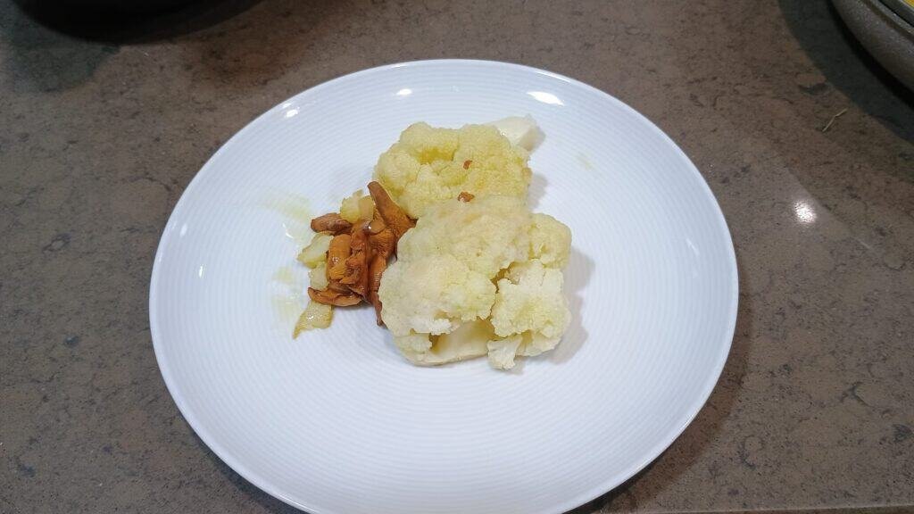 Plato de coliflor, rebozuelo y ajos tiernos