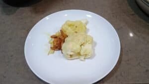 Plato de coliflor, rebozuelo y ajos tiernos