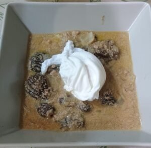 Plato de colmenillas con foie