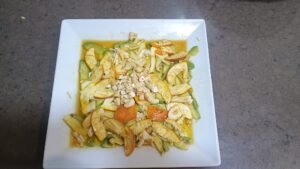 Plato de ensalada de amanita cesárea con aguacate